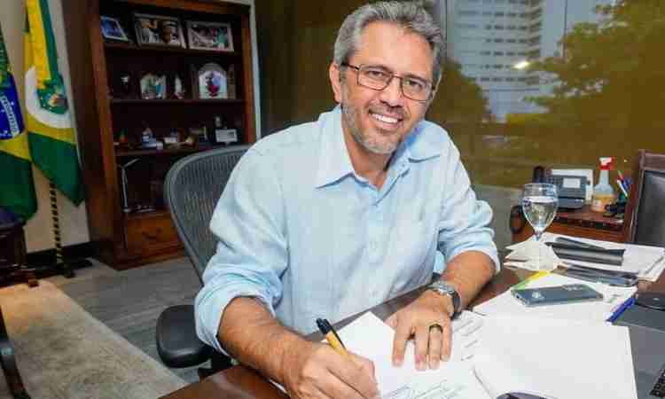 Elmano de Freitas autoriza doação de terreno para HU da UFCA